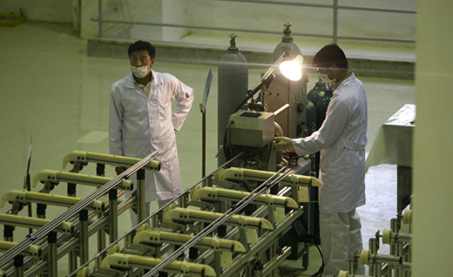 Иранские техники работают на заводе Фордо