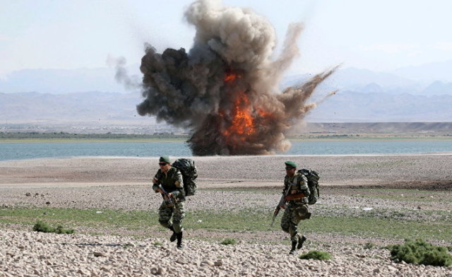Иранские военослужащие во время военных учений на северо-западе Ирана