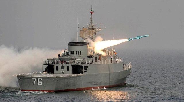 Иранский фрегат Jamaran (бортовой номер "76") производит пуск противокорабельной ракеты Noor (c) официальное фото ВМС Ирана