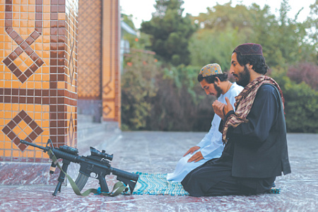 Исламские радикалы из разных стран находят в Афганистане стол и кров, полигон для тренировок и место для молитвы. Фото Reuters