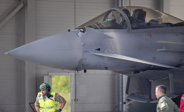 Испанский истребитель Eurofighter Typhoon готовится к взлету на военно-воздушной базе Шяуляй в Литве