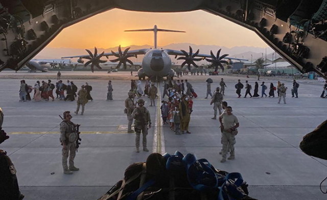 Испанский военный самолет во время эвакуации в международном аэропорту имени Хамида Карзая в Кабуле