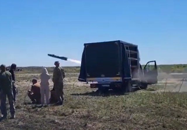Используемая вооруженными силами Украины наземная пусковая установка для запуска британских управляемых ракет MBDA Brimstone, выполненная в замаскированном тентовом кузове коммерческого грузового автомобиля, май 2022 года