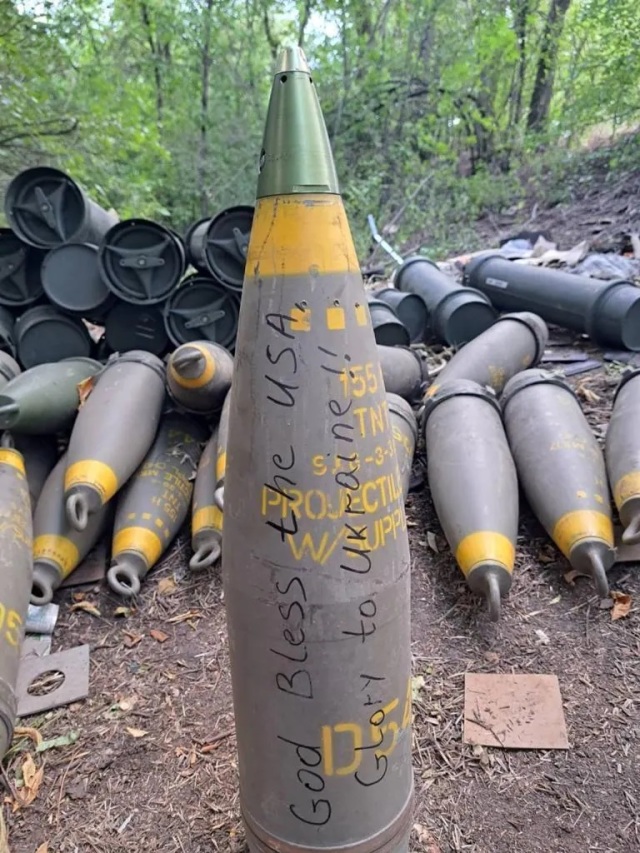 Используемые вооруженными силами Украины полученные от США 155-мм артиллерийские снаряды, август 2022 года