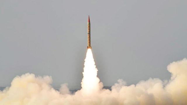 Испытания пакистанской баллистической ракеты Shaheen II, способной доставлять обычное и ядерное оружие на 2,5 тыс. км