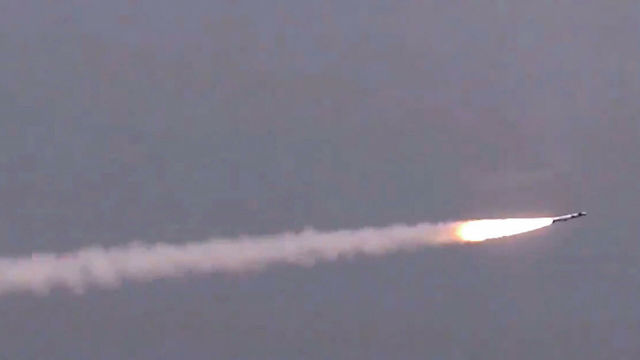 Испытания сверхзвуковой крылатой российско-индийской ракеты BrahMos. Стоп-кадр видео ВВС Индии