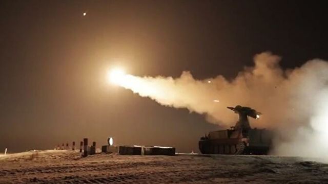 Испытания зенитной управляемой ракеты 9М333 для зенитного ракетного комплекса "Стрела-10М" на Донгузском полигоне в Оренбургской области. Кадр видео