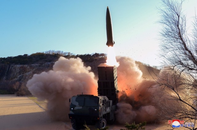 Испытательный пуск новой оперативно-тактической твердотопливной бпллистической ракеты северокорейской разработки, 17.04.2022