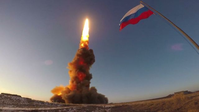 Испытательный пуск новой ракеты российской системы противоракетной обороны на полигоне Сары-Шаган в Казахстане. Стоп-кадр видео