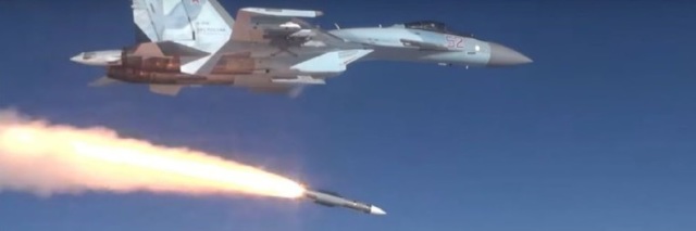 Испытательный пуск с истребителя Су-35С (бортовой номер "52 красный") управляемой ракеты класса "воздух-воздух" большой дальности Р-37М ("БД")