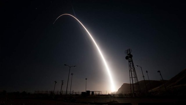 Испытательный запуск межконтинентальной баллистической ракеты Minuteman III на базе ВВС Ванденберг, Калифорния