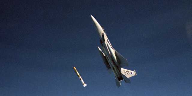 Испытательный запуск противоспутниковой ракеты ASM-135 ASAT с истребителя F-15A 13 сентября 1985 года. Самонаводящаяся боевая часть (MHV) общей массой 14 килограмм успешно поразила спутник Solwind P78-1. Столкновение произошло на высоте 555 километров, ск