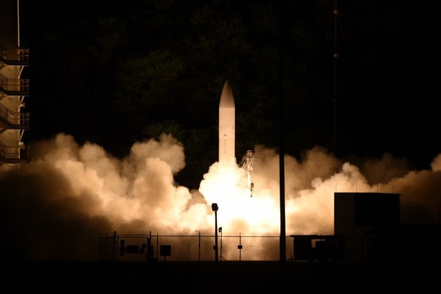 Испытательный запуск ракеты (предположительно, STARS-4) с американской универсальной управляемой маневренной планирующей гиперзвуковой боевой частью Common-Hypersonic Glide Body (C-HGB) в ходе второго летного испытания C-HGB. Кауаи (Гавайские острова), 19