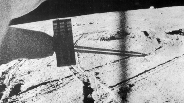 Исследование Луны.Панорама снята телефотометром, установленным по левому борту лунохода
