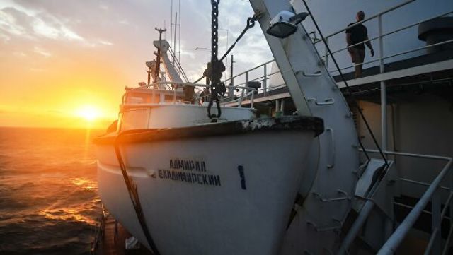 Исследовательское судно Балтийского флота "Адмирал Владимирский" отправляется из Монтевидео к антарктической станции "Беллинсгаузен"