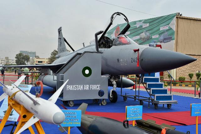 Истребитель-бомбардировщик JF-17 Thunder на десятой Международной выставке оборонной промышленности IDEAS в пакистанском городе Карачи