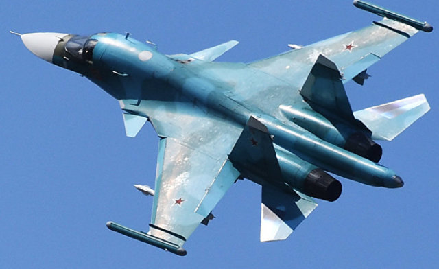 Истребитель-бомбардировщик Су-34 во время подготовки к открытию МАКС-2019