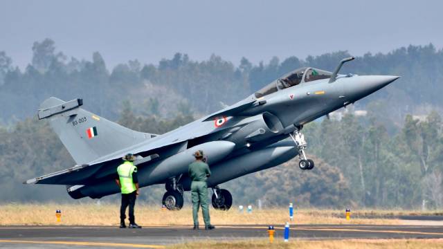 Истребитель Dassault Rafale EH (бортовой номер BS003) из состава 17-й эскадрильи ВВС Индии во время показательных полетов на авиационно-космическом салоне Aero India 2021 на индийской авиабазе Йелаханка, 03.02.2021