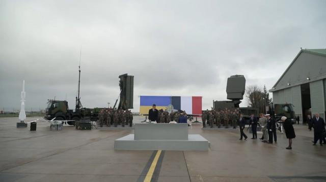 Истребитель Dassault Rafale ВКС Франции, пусковая установка ЗРК Eurosam SAMP/T NG и РЛС Thales Ground Fire 300 (GF 300) MRI из состава того же комплекса на церемонии подписания президентами Украины и Франции соглашения о намерениях по сотрудничеству относительно приобретения Украиной во Франции вооружения. Виллакубле (Франция), 17.11.2025