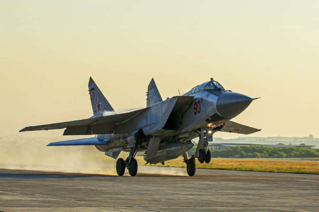 Истребитель МиГ-31К с гиперзвуковыми ракетами "Кинжал" на борту