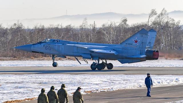 Истребитель-перехватчик МиГ-31БМ на военном аэродроме Центральная Угловая в Приморском крае