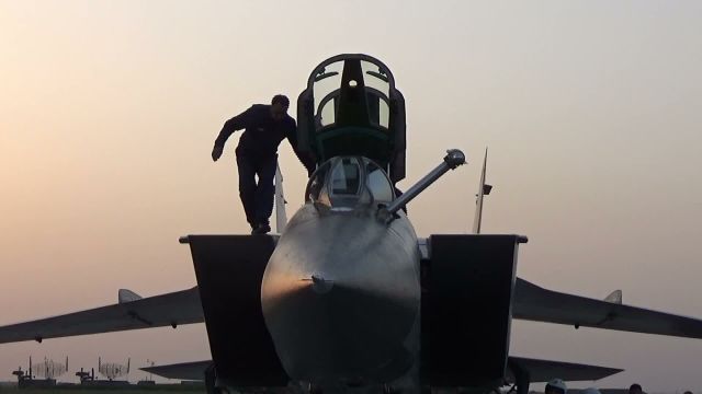 Истребитель-перехватчик МиГ-31К с гиперзвуковыми ракетами "Кинжал" перед вылетом в Сирию