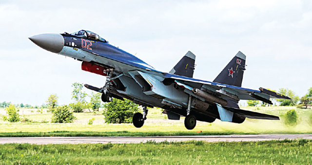 Истребитель поколения «4++» Су-35.