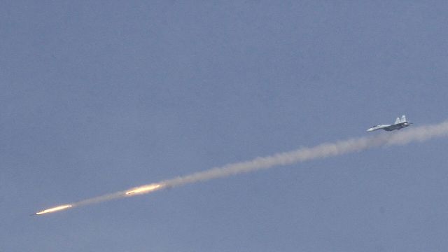 Истребитель Су-27 производит пуск бортовых ракет