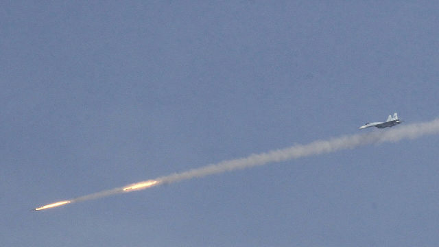 Истребитель СУ-27 производит пуск бортовых ракет во время учений на полигоне Ашулук