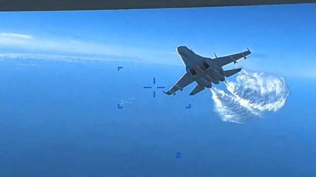 Истребитель Су-27 ВКС РФ пролетает вблизи БПЛА MQ-9 Reaper ВС США в акватории Черного моря