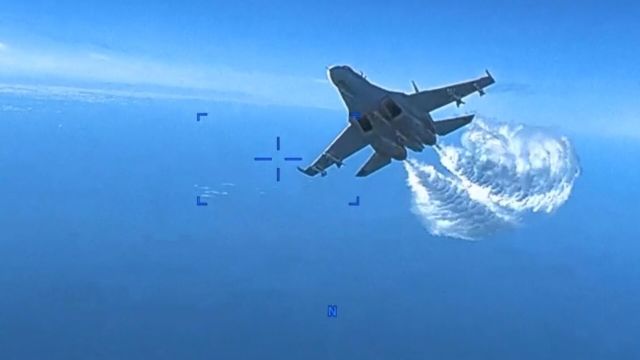 Истребитель Су-27 ВКС России пролетает вблизи БПЛА MQ-9 Reaper ВС США в акватории Черного моря