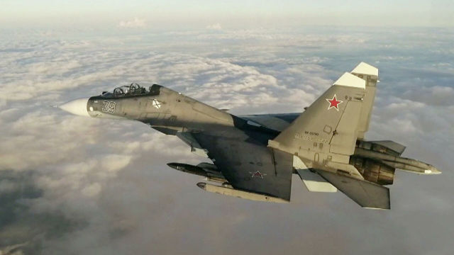Истребитель Су-30 из состава дежурных морской авиации и противовоздушной обороны Черноморского флота во время сопровождения самолета Boeing P-8 Poseidon ВМС США над Черным морем. Стоп-кадр видео