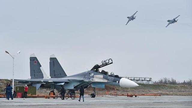 Истребитель Су-30СМ на военном аэродроме Саки в Крыму