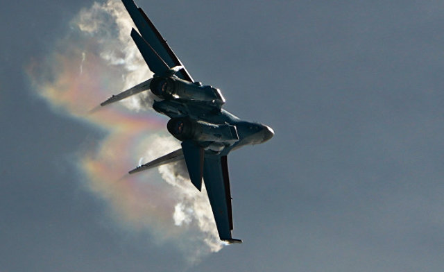 Истребитель Су-35 выполняет демонстрационный полет