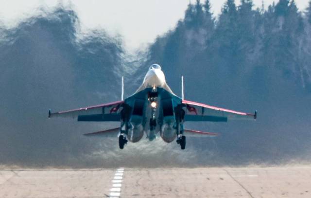 Истребитель Су-35С пилотажной группы "Русские витязи"