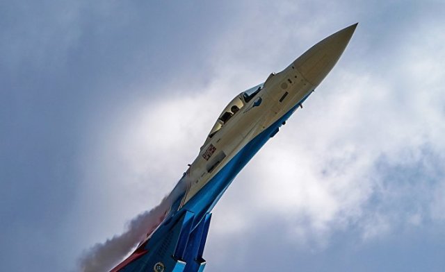 Истребитель Су-35С выполняет демонстрационный полет