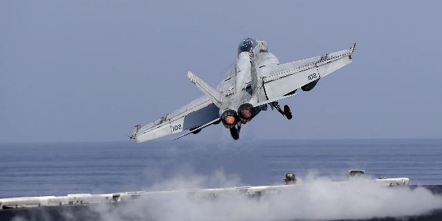 Истребитель ВМС США взлетает с палубы авианосца США «Дуайта Д. Эйзенхауэра» в Персидском заливе Истребитель ВМС США взлетает с палубы авианосца США «Дуайта Д. Эйзенхауэра» в Персидском заливе
