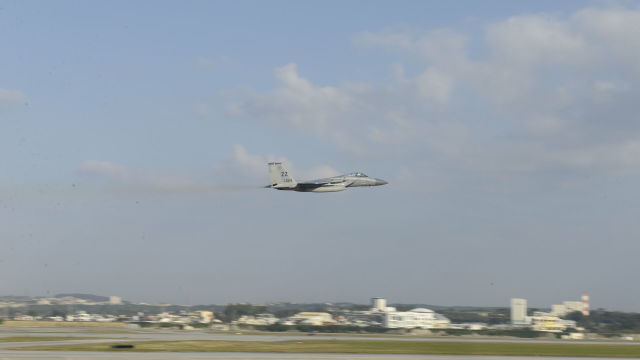 Истребитель ВВС США F-15 взлетает с базы "Кадена", Япония