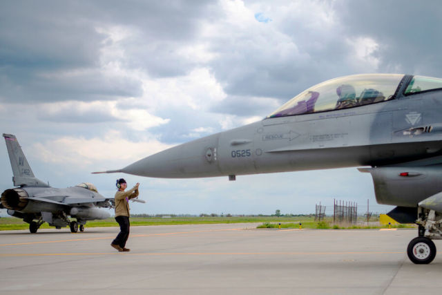Истребитель F-16 Fighting Falcon ВВС США на авиабазе в Румынии, 2022 год