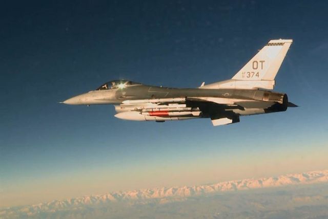 Истребитель F-16C c бомбой В61-12