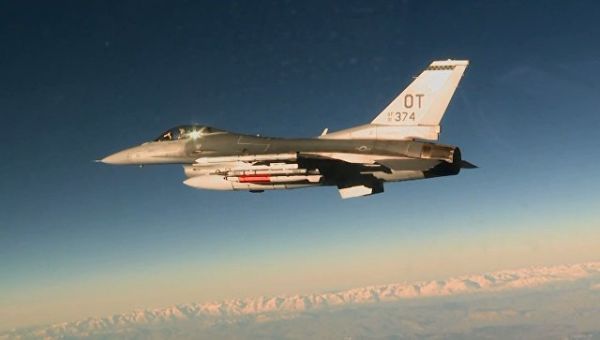 Истребитель F-16C с авиабомбой B61-12