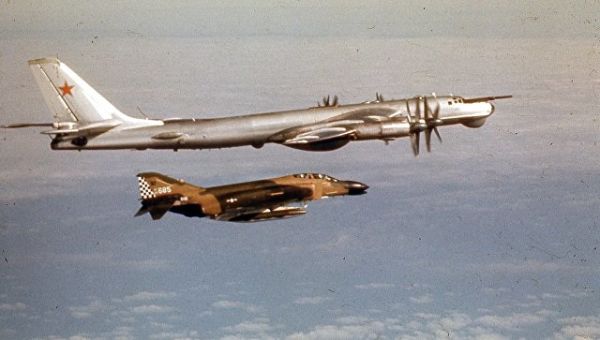 Истребитель F-4 Phantom выполняет фигуру высшего пилотажа