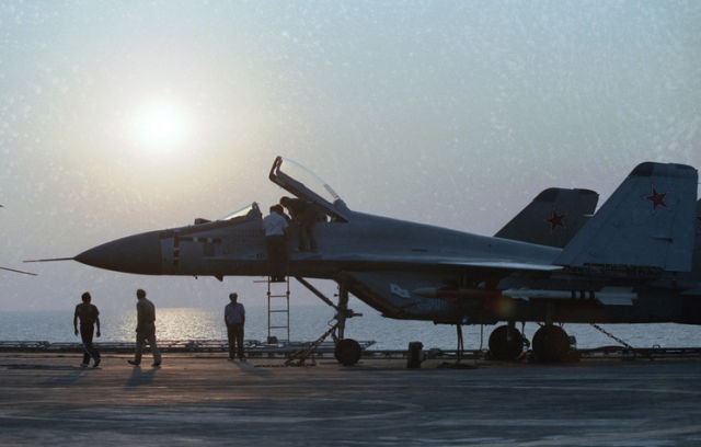 Истребитель МиГ-29К во время испытаний на палубе тяжелого авианесущего крейсера "Тбилиси", 1990 год