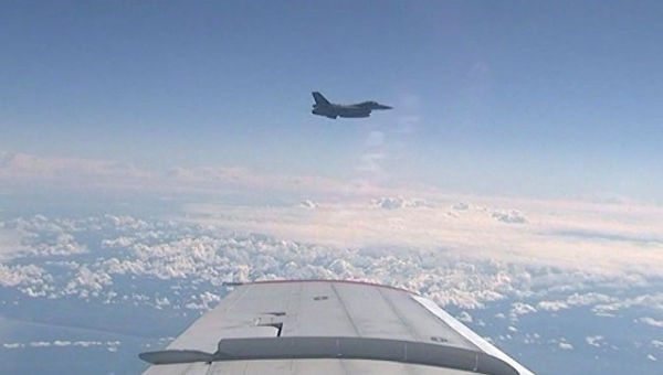 Истребитель НАТО F-16 в момент сближения с самолетом министра обороны РФ Сергея Шойгу