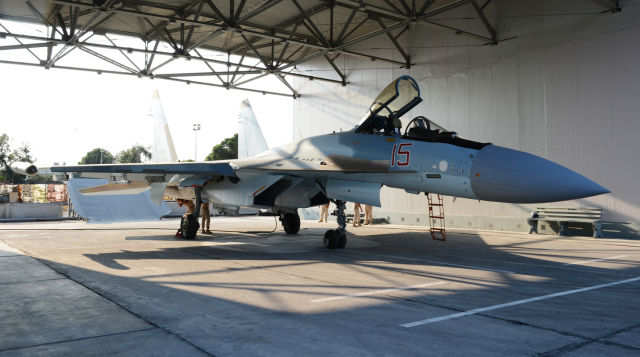 Истребитель Су-35С (бортовой номер "15 красный") ВКС России в закрытом ангаре-укрытии для авиационной техники на российской авиабазе Хмеймим в Сирии, сентябрь 2019 года
