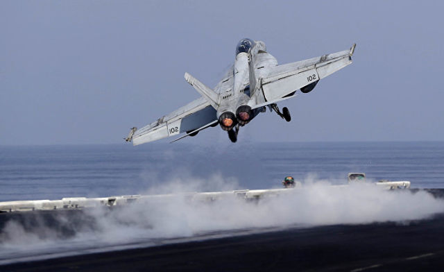 Истребитель ВМС США взлетает с палубы авианосца США "Дуайта Д. Эйзенхауэра" в Персидском заливе