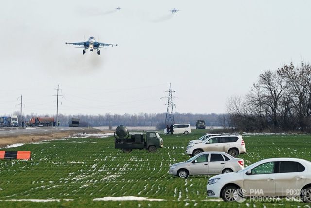Истребитель-бомбардировщик Су-34 и два тяжелых истребителя Су-30М2 во время посадки на автотрассу в Ростовской области