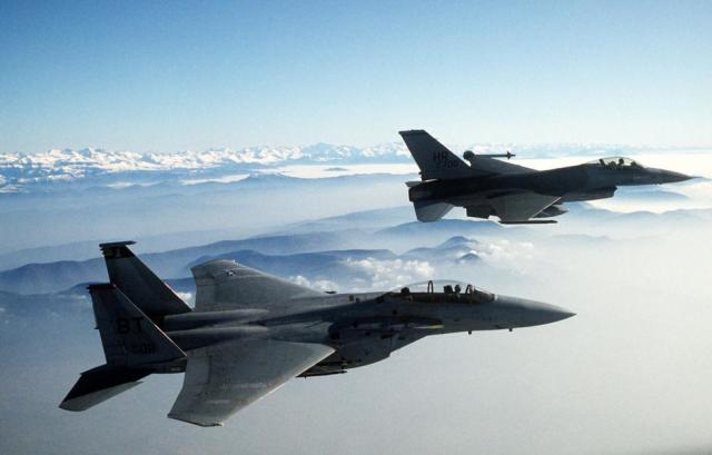 Истребители F-15 Eagle и F-16 Fighting Falcon