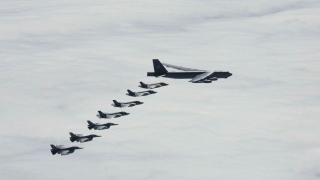 Истребители F-16s и F-35s ВВС Норвегии и стратегический бомбардировщик B-52H Stratofortress ВВС США во время совместных учений в Арктике