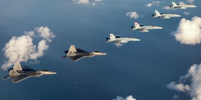 Истребители F/A-18 Hornets и F-22 Raptors в небе над Калифорнией